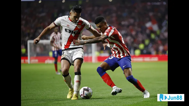 Cầu thủ Atletico Madrid với nỗ lực vượt qua phòng ngự của Rayo Vallecano Cầu thủ Atletico Madrid với nỗ lực vượt qua phòng ngự của Rayo Vallecano