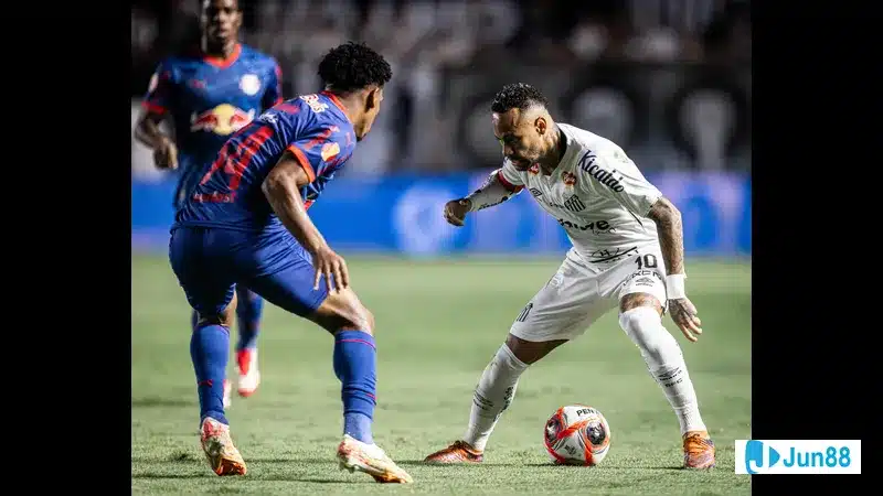Cầu thủ Bragantino dùng kỹ thuật qua người, vượt qua cầu thủ Santos trước khán đài đầy khán giả Cầu thủ Bragantino dùng kỹ thuật qua người, vượt qua cầu thủ Santos trước khán đài đầy…