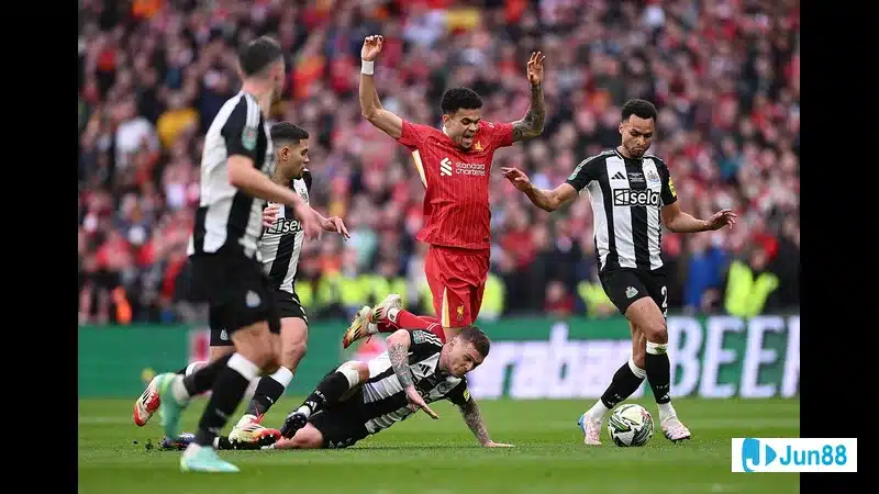 Cựu cầu thủ Gary Neville trong một buổi phỏng vấn bóng đá Cựu cầu thủ Gary Neville trong một buổi phỏng vấn bóng đá