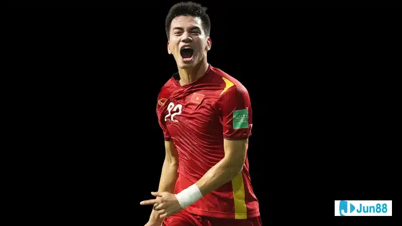 Tiến Linh trong trang phục đội tuyển Việt Nam, tươi cười đón