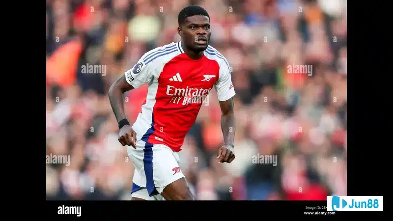 Cầu thủ Arsenal với sự quyết tâm vượt qua hậu vệ West Ham để tiến vào vòng cấm đối phương. Cầu thủ Arsenal với sự quyết tâm vượt qua hậu vệ West Ham để tiến vào vòng cấm đối phương.