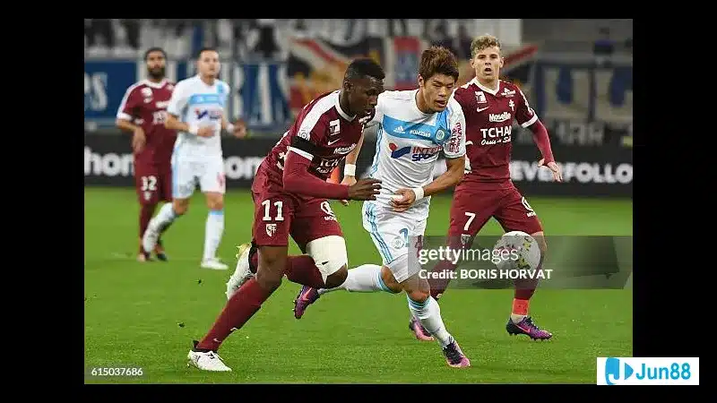Cầu thủ của Metz vượt qua cầu thủ Marseille bằng kỹ thuật cá nhân