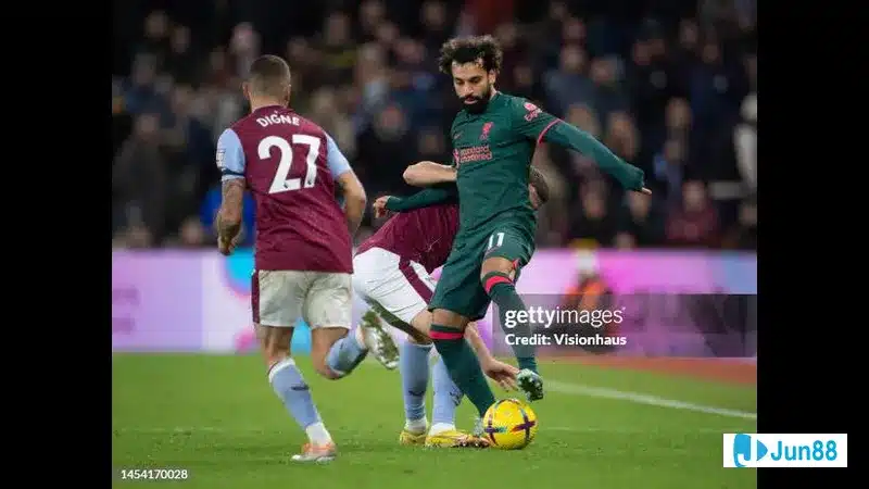 Cầu thủ Liverpool với nụ cười hạnh phúc sau khi ghi bàn trong trận đấu với Aston Villa Cầu thủ Liverpool với nụ cười hạnh phúc sau khi ghi bàn trong trận đấu với Aston Villa
