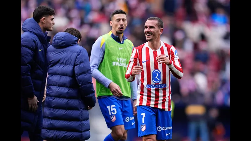 Cầu thủ Atletico Madrid đang tiến lên phía trước với bóng trước cầu thủ Baleares đang cố gắng ngăn chặn Cầu thủ Atletico Madrid đang tiến lên phía trước với bóng trước cầu thủ Baleares đang cố…