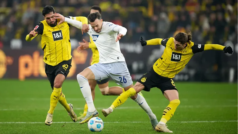 Cầu thủ của Dortmund vượt qua cầu thủ Hoffenheim với tốc độ và kỹ thuật cá nhân xuất sắc.