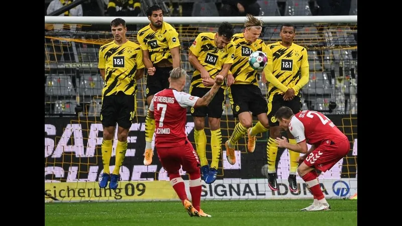 Trận đấu bóng đá giữa Freiburg và Dortmund