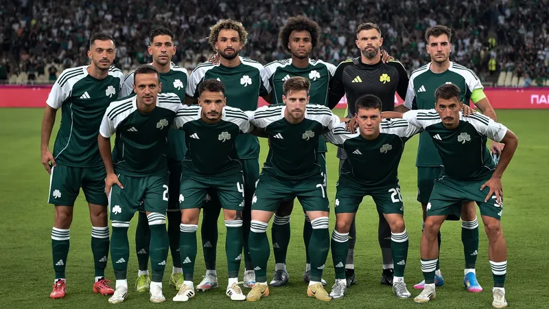 Cầu thủ của Kavala cố gắng ngăn chặn cầu thủ của Panathinaikos tiến lên Cầu thủ của Kavala cố gắng ngăn chặn cầu thủ của Panathinaikos tiến lên