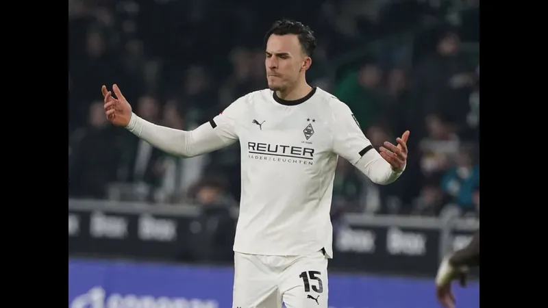 Cầu thủ của Monchengladbach vượt qua cầu thủ của St. Pauli trong trận đấu bóng đá Cầu thủ của Monchengladbach vượt qua cầu thủ của St. Pauli trong trận đấu bóng đá