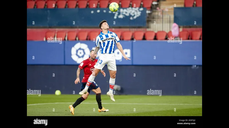 Cầu thủ của Osasuna vượt qua hậu vệ của Alavés trong trận đấu Cầu thủ của Osasuna vượt qua hậu vệ của Alavés trong trận đấu