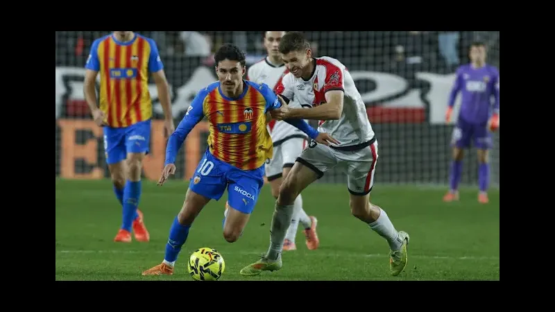 Cầu thủ Real Avila dũng cảm cản phá cú sút nguy hiểm của cầu thủ Rayo Vallecano Cầu thủ Real Avila dũng cảm cản phá cú sút nguy hiểm của cầu thủ Rayo Vallecano