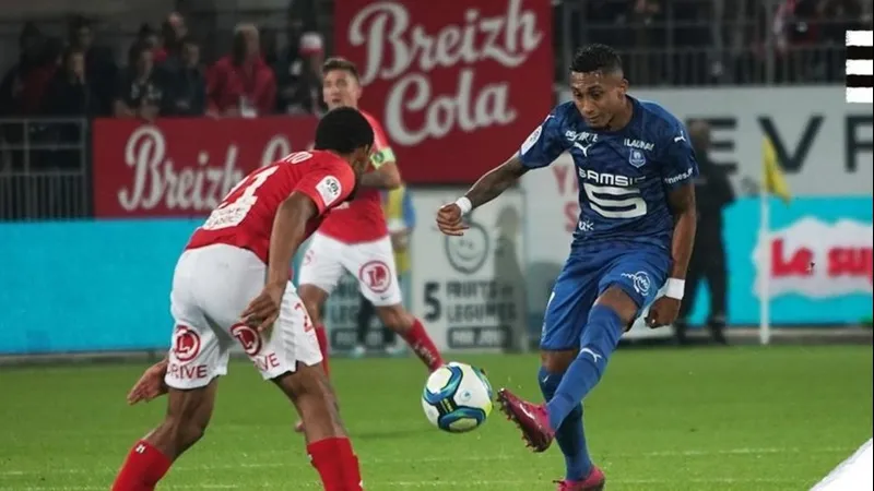 Cầu thủ của Rennes vượt qua hậu vệ của Brest trong trận đấu sôi động Cầu thủ của Rennes vượt qua hậu vệ của Brest trong trận đấu sôi động