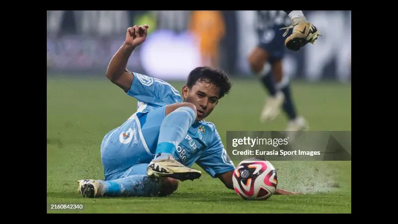 Cầu thủ của Sporting Cristal đang tung cú đá mạnh vào khung thành của Alianza Lima Cầu thủ của Sporting Cristal đang tung cú đá mạnh vào khung thành của Alianza Lima