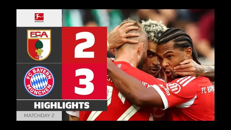 Cầu thủ Bayern Munich và Augsburg cạnh tranh quả bóng trên sân cỏ Cầu thủ Bayern Munich và Augsburg cạnh tranh quả bóng trên sân cỏ