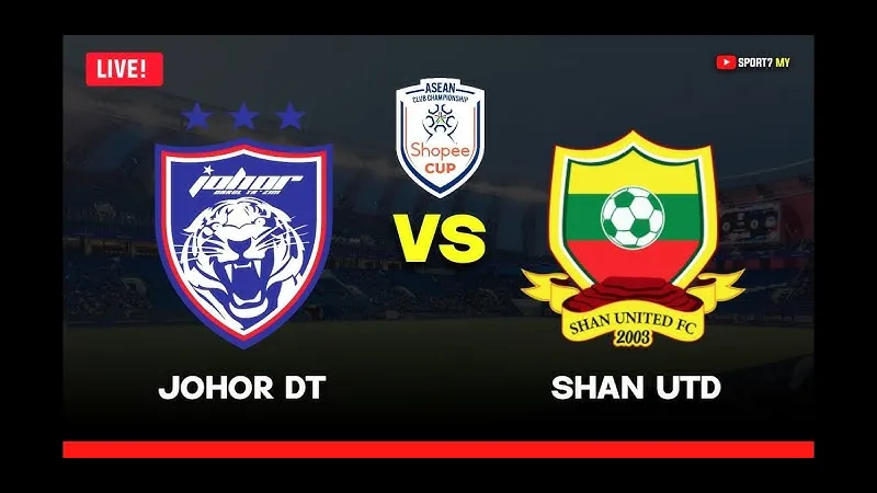 Cầu thủ đội Johor DT và Shan Utd tranh chấp bóng trên sân