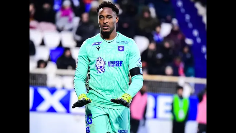 Cầu thủ Auxerre và Rennes đấu tay đôi trên sân cỏ Cầu thủ Auxerre và Rennes đấu tay đôi trên sân cỏ