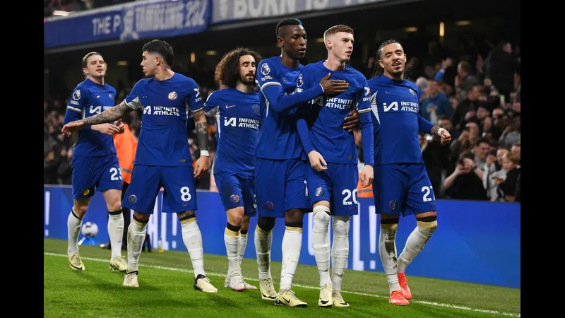 Cầu thủ Chelsea và Leeds United tranh chấp trên sân Cầu thủ Chelsea và Leeds United tranh chấp trên sân