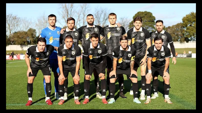 Hậu vệ Macarthur FC tạt bóng từ cánh trái trong trận đấu với Bangkok United