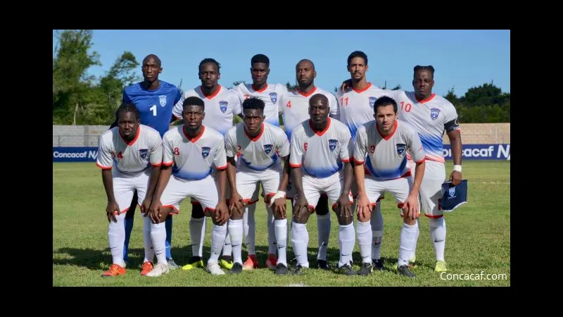 Cầu thủ Sint Maarten nỗ lực cướp bóng khỏi Dominica