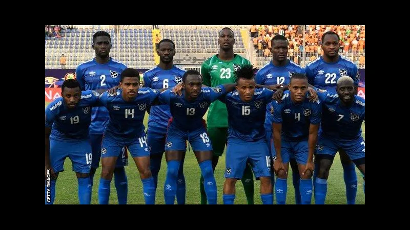 Cầu thủ Kuwait và Namibia cạnh tranh gay gắt trên sân cỏ