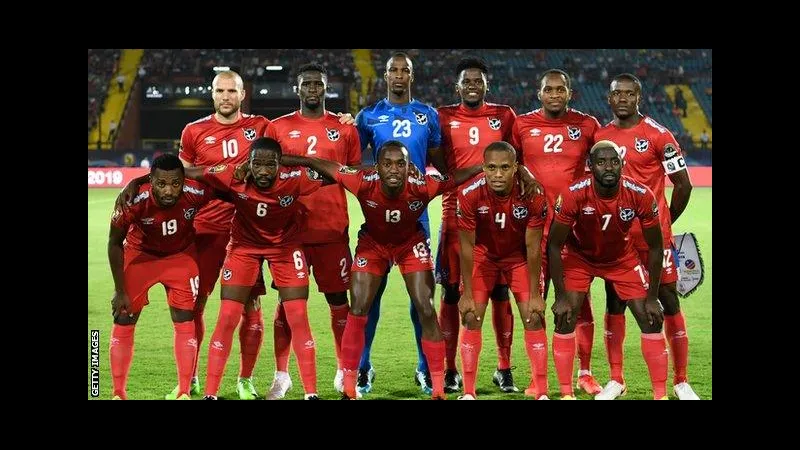 Cầu thủ Kuwait và Namibia tranh chấp bóng trên sân cỏ