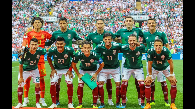Cầu thủ Mexico và Bồ Đào Nha đang tranh chấp bóng trên sân Cầu thủ Mexico và Bồ Đào Nha đang tranh chấp bóng trên sân
