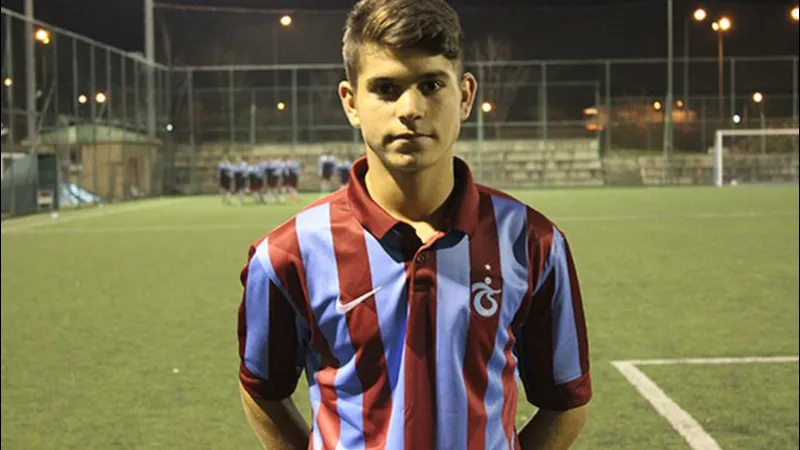 Cầu thủ U19 Thổ Nhĩ Kỳ đang phòng ngự chặt chẽ trước U19 Kosovo.