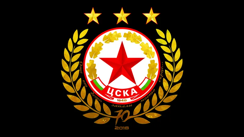 Cầu thủ CSKA Sofia và Levski Sofia tranh chấp quả bóng trên sân