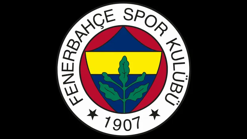 Cầu thủ Fenerbahce đang tranh chấp bóng với cầu thủ Rizespor