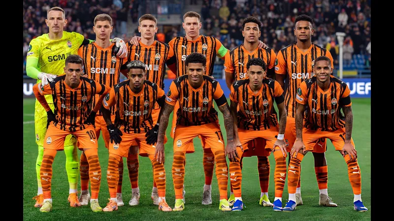 Cầu thủ của LNZ Cherkasy và Shakhtar Donetsk tranh chấp bóng trên sân