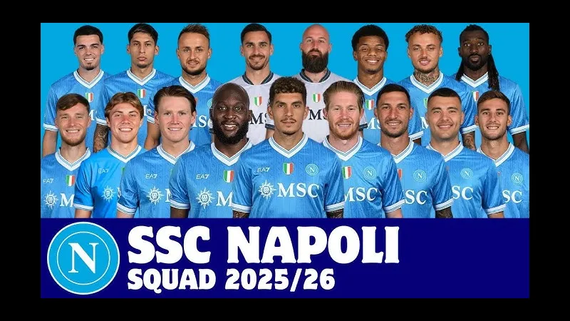 Cầu thủ Napoli chạy nhanh với bóng trước sự đeo bám của cầu thủ Lazio