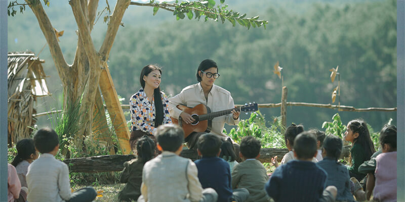 Mẫu Đầm Xẻ Tà Giúp Bùi Lan Hương Khoe Đường Cong Nóng Bỏng 5 Bùi Lan Hương gây chú ý khi hóa thân thành danh ca Khánh Ly